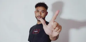 Persija Datangkan Aqil Savi...