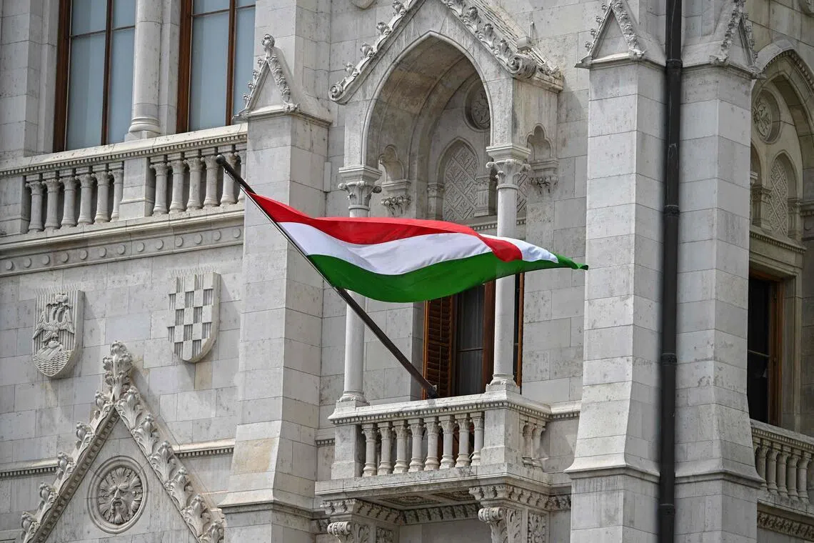 Hungaria Pasang Badan Lindungi Warga Ukraina dari Wajib M...
