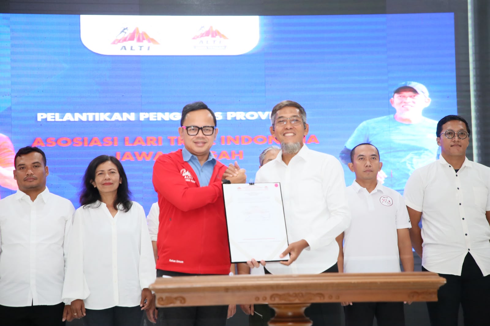 Wamendagri Bima Arya Lantik Sekda Sumarno Sebagai Ketua U...