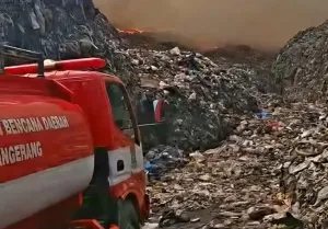 BMKG dan Dua Heli BNPB Diterjunkan untuk Padamkan Kebakaran di TPA Jatiwaringin