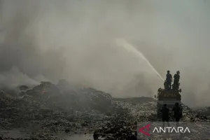 BNPB Siagakan Tim Medis 24 Jam untuk Antisipasi Asap Kebakaran TPA Jatiwaringin.