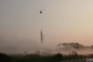 BNPB Terus Lakukan Water Bombing untuk Jinakkan Kebakaran TPA Jatiwaringin.