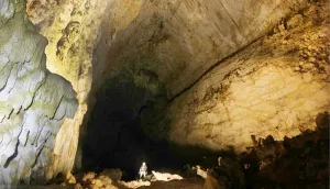 Goa Bokimoruru, Istana Batu...