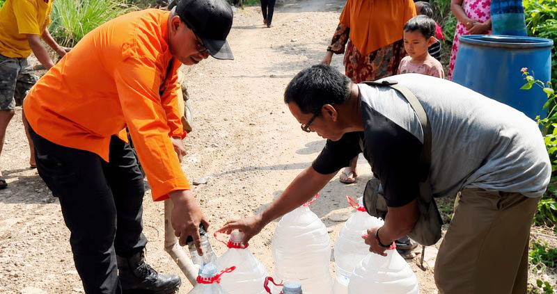 Karawang Kekeringan, BPBD Pasok 55.000 Liter Air Bersih p...