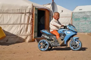 Mongolia Larang Anak di Baw...