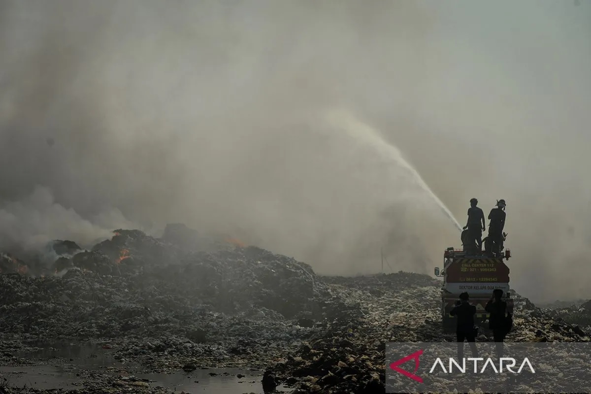 Situasi Terkini Kebakaran TPA Jatiwaringin, Asap Pekat Ganggu Kesehatan Warga, Tim Medis Siaga 24 Jam!