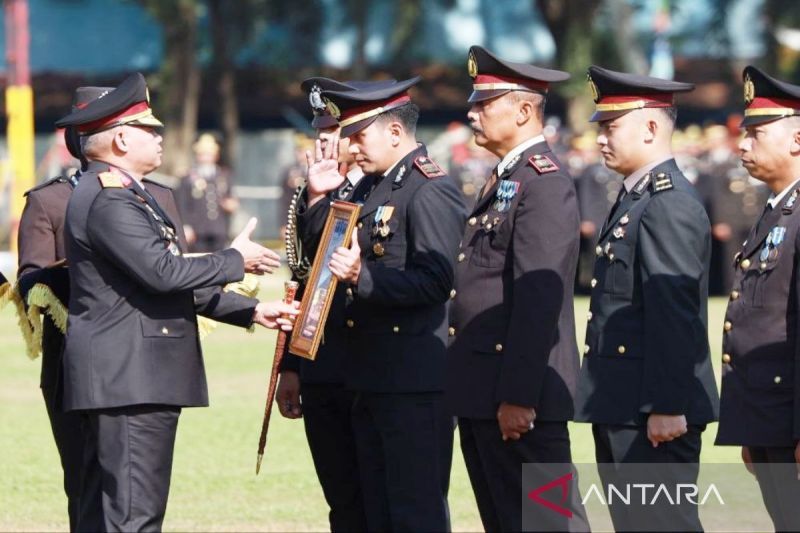 Kapolda Kalsel Beri Penghargaan kepada Tim Polres Tala Pe...