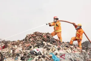 Masuki Hari ke-4, Kebakaran TPA Jatiwaringin Belum Juga Padam, KLH Terjunkan 30 Personel Manggala Agni Bantu Pemadaman 
