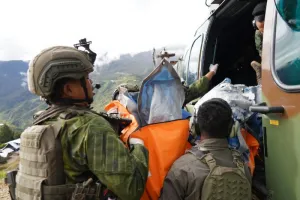 Personel Koops TNI Habema Evakuasi Jenazah Pilot AS yang Ditembak KKB ke Timika