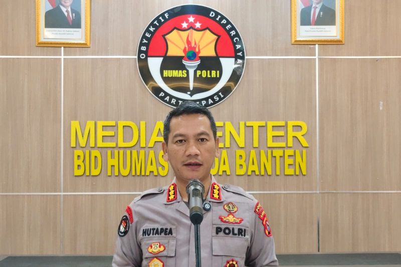Polda Banten Evakuasi 64 Warga Terdampak Asap Kebakaran T...