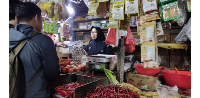 Stok Melimpah di Pasar Induk Bikin Harga Cabai dan Bawang...
