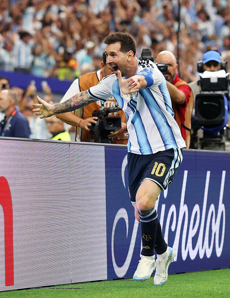Messi Kembali Jadi Penyelamat, Argentina Singkirkan Tanju...