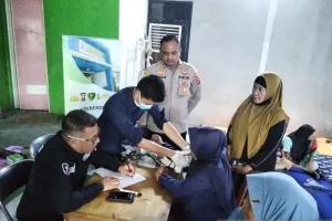 Terpapar Asap, Tim Dokkes Polri Periksa Kesehatan Warga Terdampak Kebakaran TPA Jatiwaringin