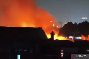 13 Unit Dikerahkan untuk Menaklukkan Kebakaran di Palmerah Jakbar