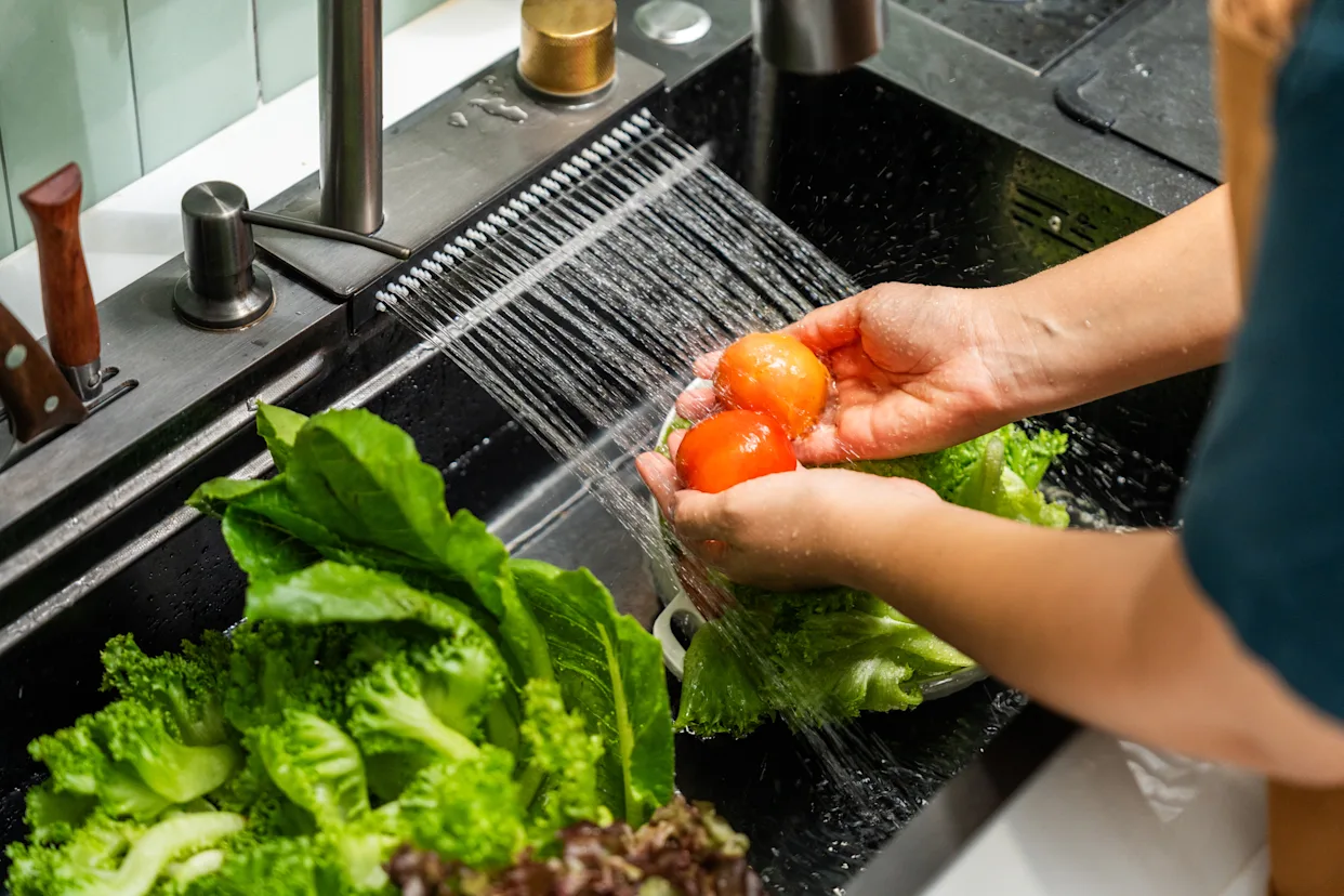 Jangan Asal Siram! Ini Cara Cuci Buah dan Sayur yang Higi...
