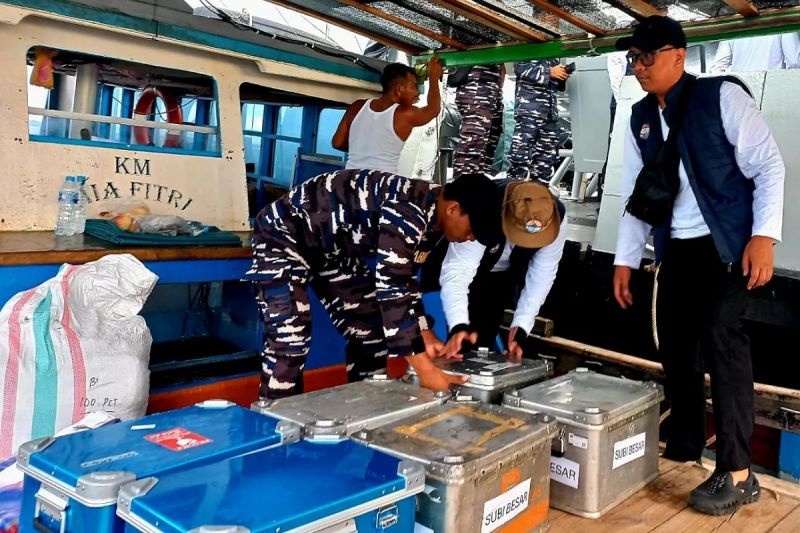 KRI Beladau-643 Bawa Uang Miliaran Rupiah ke Pulau Perbatasan Natuna.