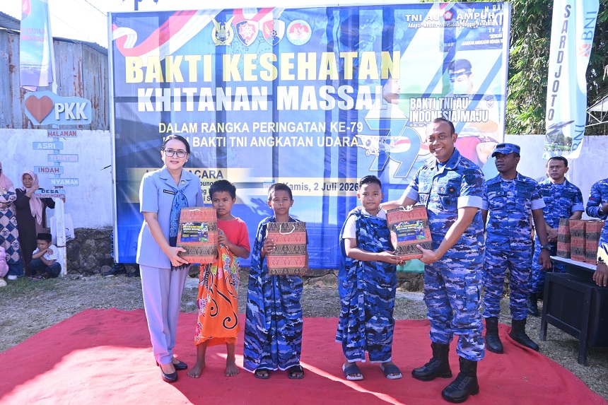 Lanud Sultan Hasanuddin Gelar Khitanan Massal Peringati Hari Bakti ke-79 TNI AU di Takalar.