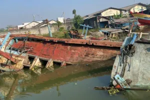 Tim Terpadu Maritim Tertibkan Kapal Mangkrak di Sungai Silugonggo Pati Demi Keselamatan Pelayaran.