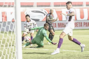 Ukir Sejarah Jadi Kiper Asing Pertama, Kenapa Persik Kediri Resmi Lepas Leonardo Navacchio?