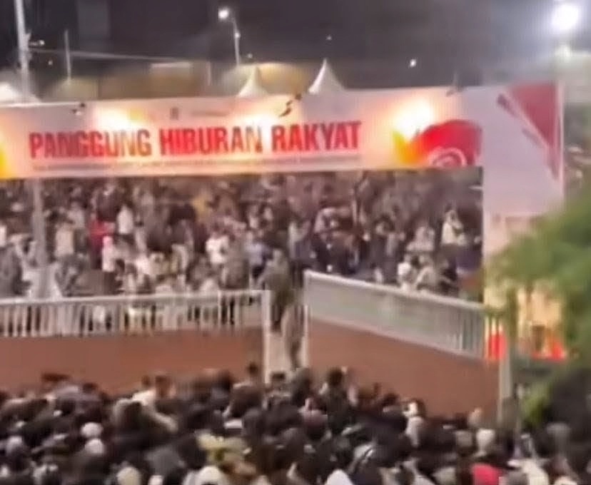 Konser Gratis Denny Caknan di Surabaya Ricuh, Pagar Jebol - Penonton dan Petugas Terluka