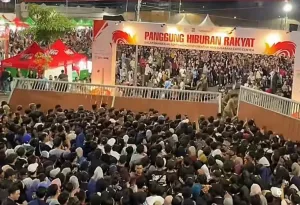 Konser Gratis Denny Caknan di Surabaya Ricuh, Pagar Jebol - Penonton dan Petugas Terluka
