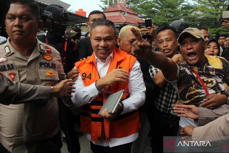 KPK Duga Eks Gubernur Riau Abdul Wahid Beri Uang Lewat Aj...