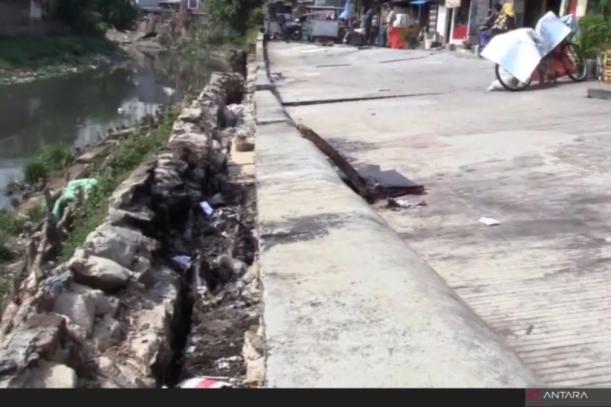 Jalan Ambles di Bantaran Ka...