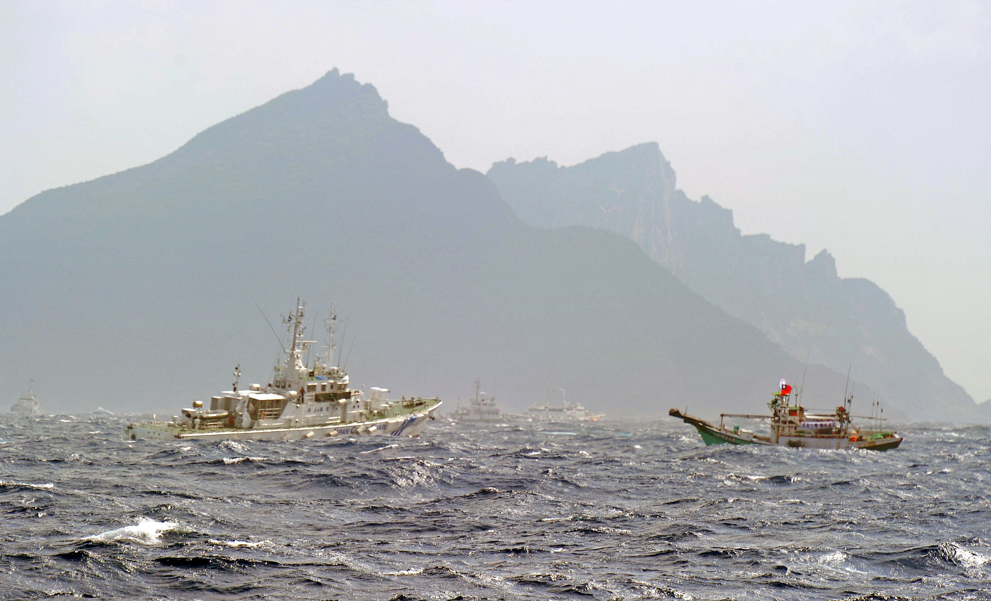 Kapal Penjaga Pantai Jepang dan Tiongkok Bertikai di LTT