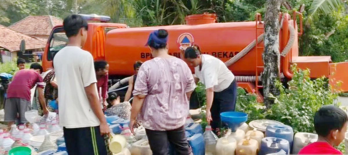 Pemkab Bekasi Salurkan 245.000 Liter Air Bersih ke 11 Tit...