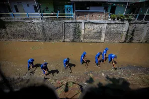 Pemkot Bandung Bersihkan Drainase dan Tertibkan Bangunan Liar untuk Antisipasi Cuaca Ekstrem