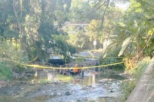 Dikira Batu Biasa, Nelayan Sungai di Blitar Tak Sadar Injak Benda Diduga Roket Militer!