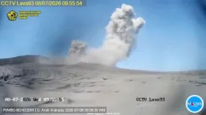 Gunung Anak Krakatau Masih ...