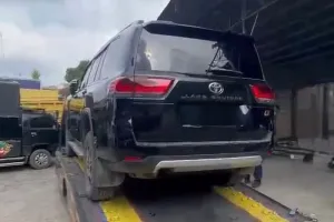 Mobil Mewah Rp2,05 Miliar Terkait Kasus Dugaan Suap Bupati Kuansing Tiba di Jakarta.