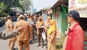 Bangunan Liar di Pinggir Ka...