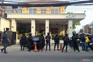 Polri dan Polda Metro Geledah Kafe serta Money Changer di Cipete Terkait Dugaan Korupsi Pasokan Batu Bara.