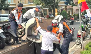 Sudinhub Jaksel Angkut 14 Sepeda Motor yang Parkir Liar di Dharmawangsa