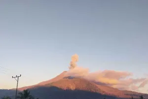 Tercatat Tujuh Letusan Gunung Lewotobi Laki-Laki dalam Enam Jam