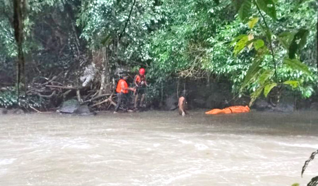 Tim SAR Evakuasi Pria Hanyut di Sungai Lau Biang Kabupate...