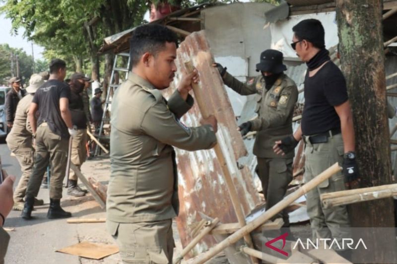 Pendekatan Persuasif Berhasil, 92 Bangunan Liar di Ciseen...