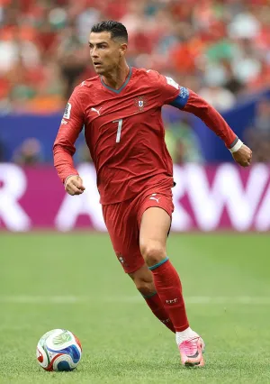 Ronaldo Dibela Dua Legenda Manchester United, Bruno Fernandes Disorot Usai Portugal Tersingkir