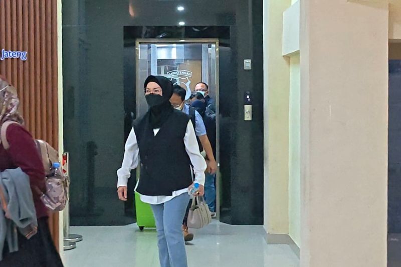 Bupati Sukoharjo Etik Suryani Jalani Pemeriksaan KPK di P...