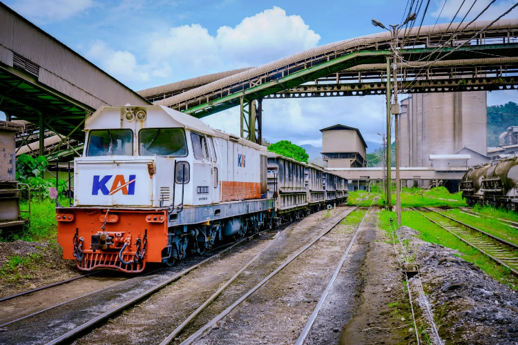 KAI Angkut 1,17 Juta Ton Semen dan Klinker selama Semeste...