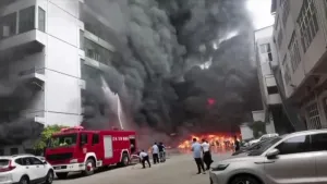 Kebakaran Pabrik Sepatu Tew...