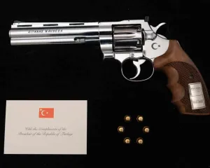 Timbulkan Kekhawatiran,  Ada Apa Erdogan Beri Para Pemimpin NATO Pistol Revolver dengan Amunisinya? 