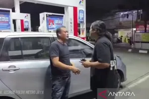 Viral Pria Perusak Mobil di...