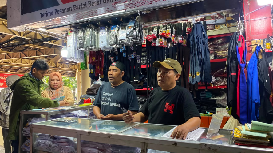 Jelang Tahun Ajaran Baru Pasar Kosambi Diserbu Warga Band...