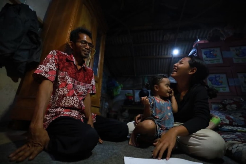 Tangis Haru Warga Indramayu Pecah, 100 Rumah Akhirnya Nikmati Listrik Tenaga Surya.