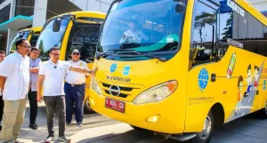 Hari Pertama Masuk Sekolah, Wakil Walkot Tangsel Pilar Saga Ajak Pelajar Naik Bus Sekolah Gratis