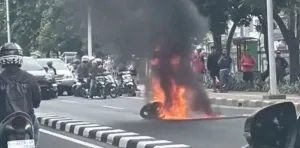 Pemotor Jatuh dan Kendaraannya Hangus Terbakar Hindari Mobil di Pasar Minggu, Ini Kronologinya!