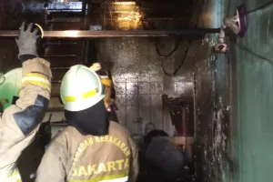 Kebakaran Rumah Dua Lantai ...